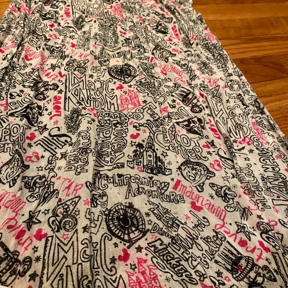 2 Walt Disney World Parks scarves. Minnie Mouse design and Parks design. - Picture 4 of 6